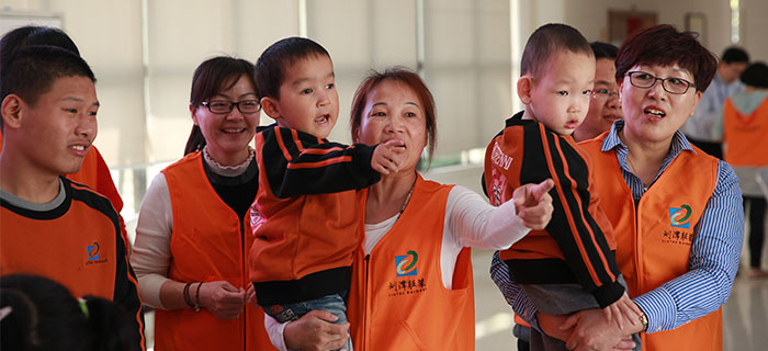 刘潭服装志愿者团队与小孩交流