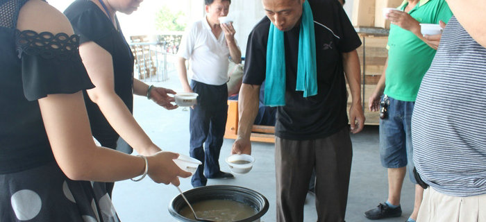 刘潭服装：夏日送清凉 关爱装货员工