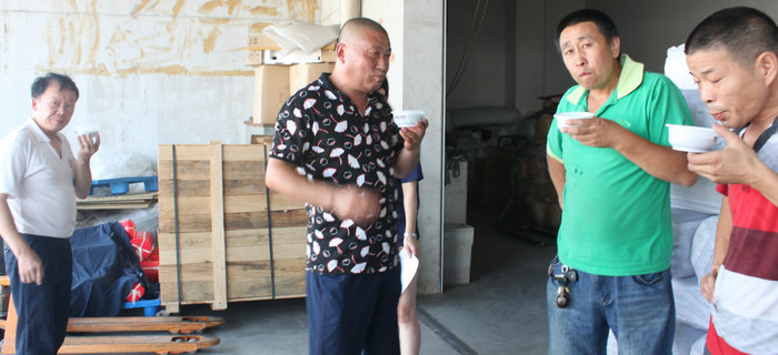 刘潭服装：夏日送清凉 关爱装货员工