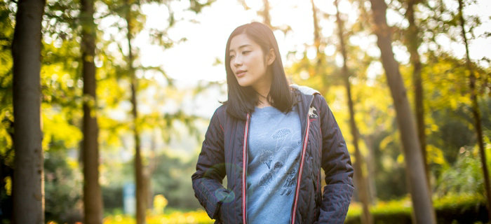 休闲服加工：夹克搭配出行恰似秋冬一股暖流