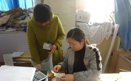 刘潭服装工会为返乡员工代购车票，让员工过上放心年