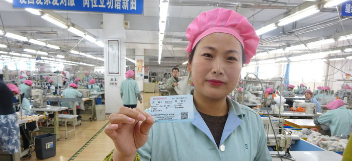 刘潭服装工会为返乡员工代购车票，让员工过上放心年