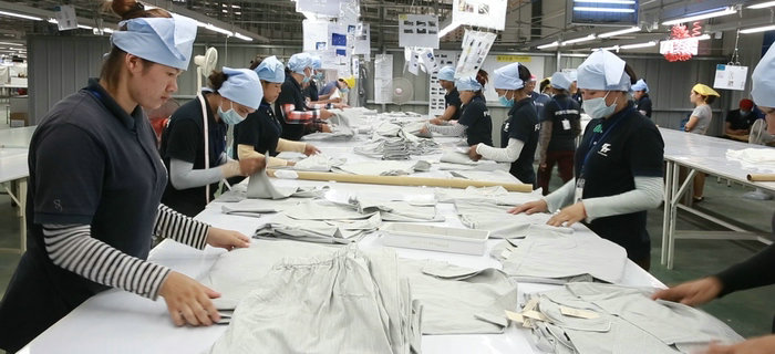 刘潭服装董事长向柬埔寨生产基地员工致二零一七年新年贺词