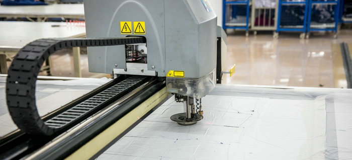 服装加工：如何优化自动裁床运作中的裁剪细节