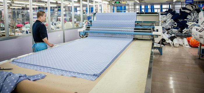 刘潭服装：自动铺布机在自动裁床光环下的“绿叶”精神