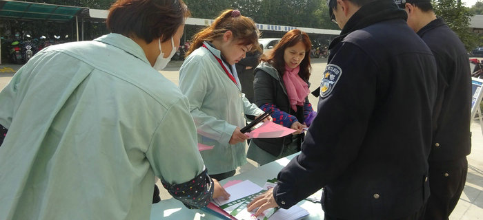 刘潭服装安全和健康教育，解决因地铁施工带来的出行不便问题