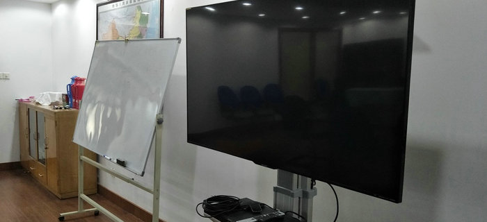 刘潭服装办公区设立电视电话会议室，利于即时信息共享