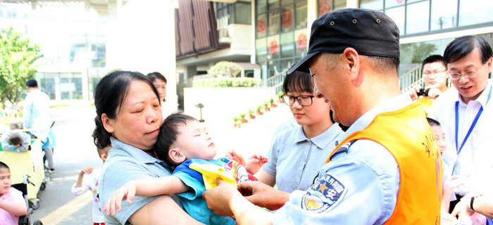 六一前夕，刘潭服装志愿者走进儿童福利院开展送爱心活动