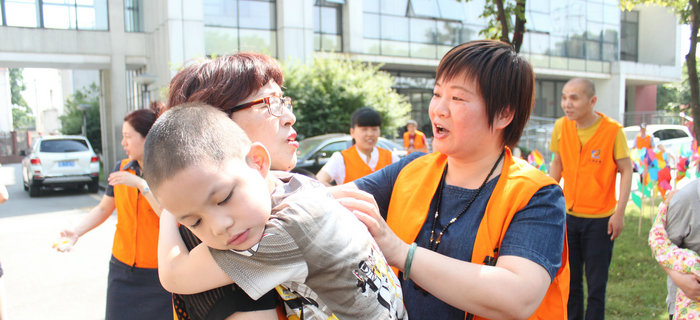 六一前夕，刘潭服装志愿者走进儿童福利院开展送爱心活动