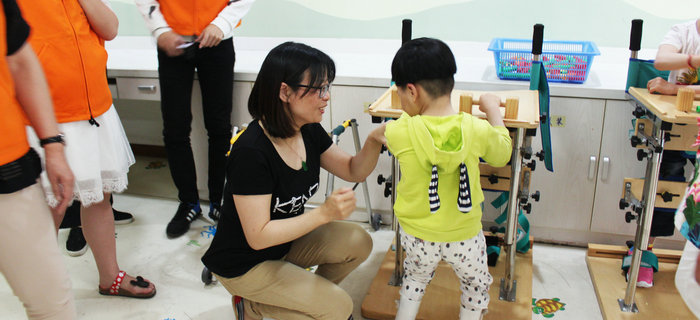 六一前夕，刘潭服装志愿者走进儿童福利院开展送爱心活动