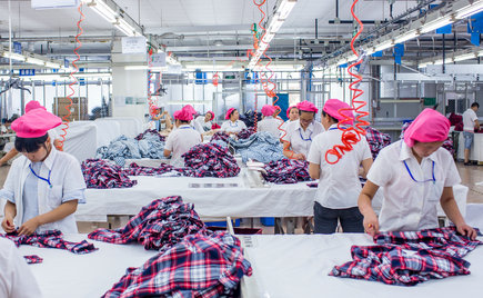 刘潭服装车间小组现场动态整改，提高服装成品合格率