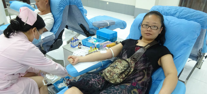刘潭服装组织员工义务献血爱心公益活动