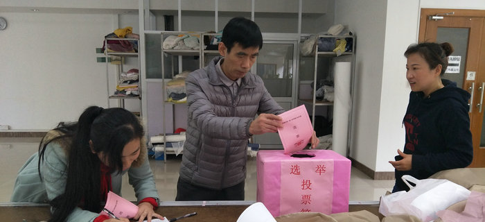 刘潭服装工会有序组织员工进行梁溪区人大代表补选活动