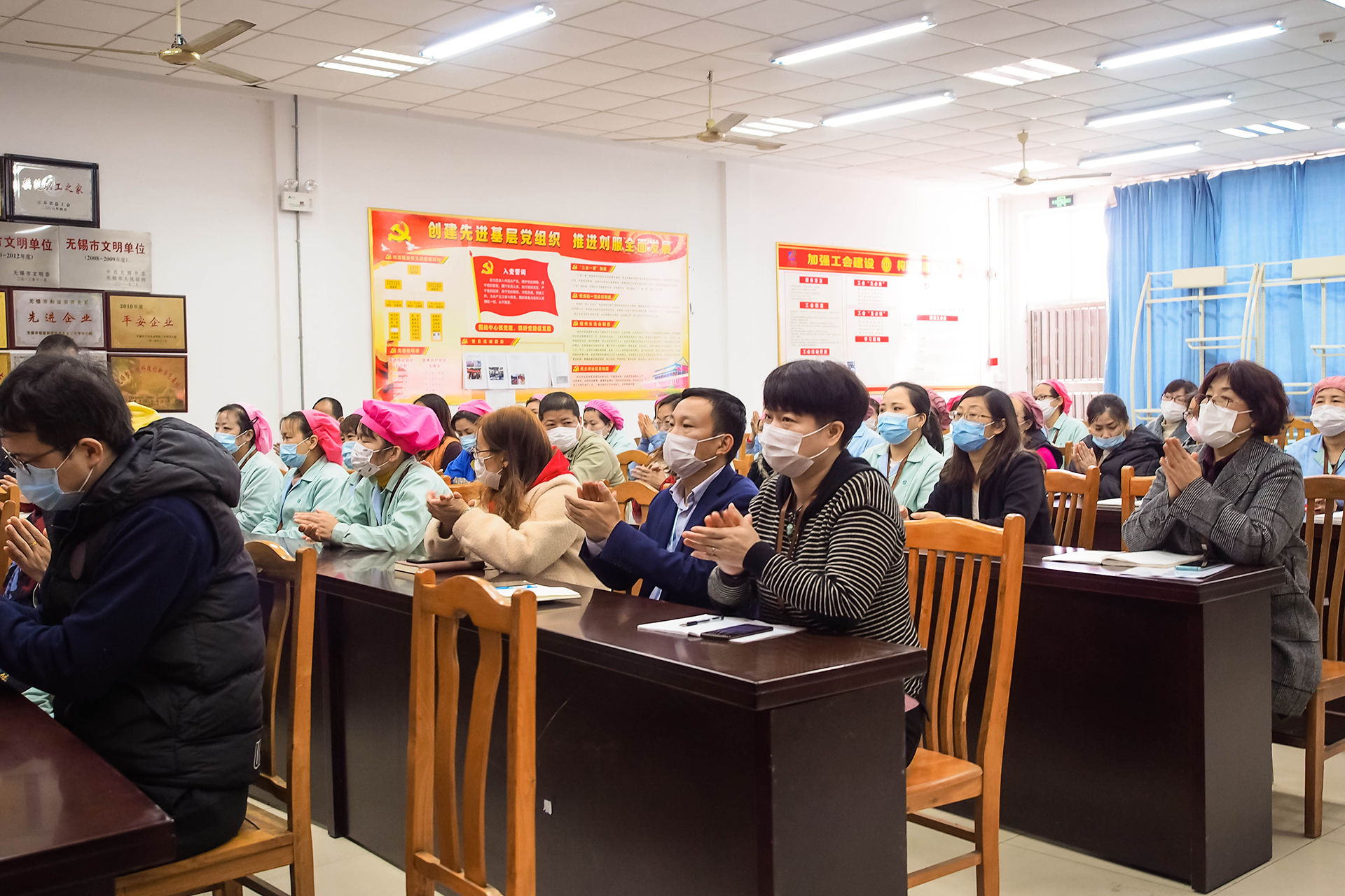 刘潭服装厂第十届三次职代会暨安全生产责任签约仪式