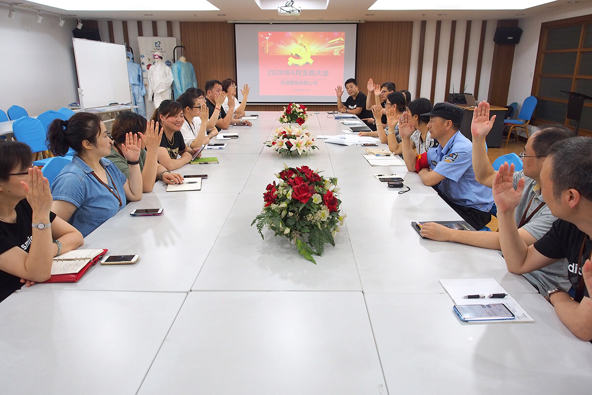 刘潭服装厂召开王晓霞同志按期转正党群座谈会