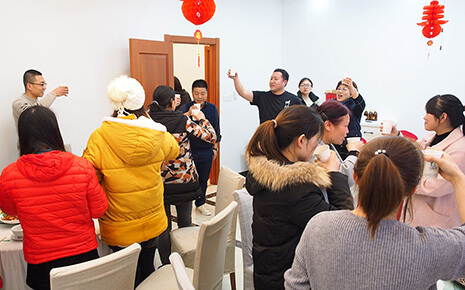 就地过年一样温暖，刘潭服装厂请外地留宿职工吃年夜饭