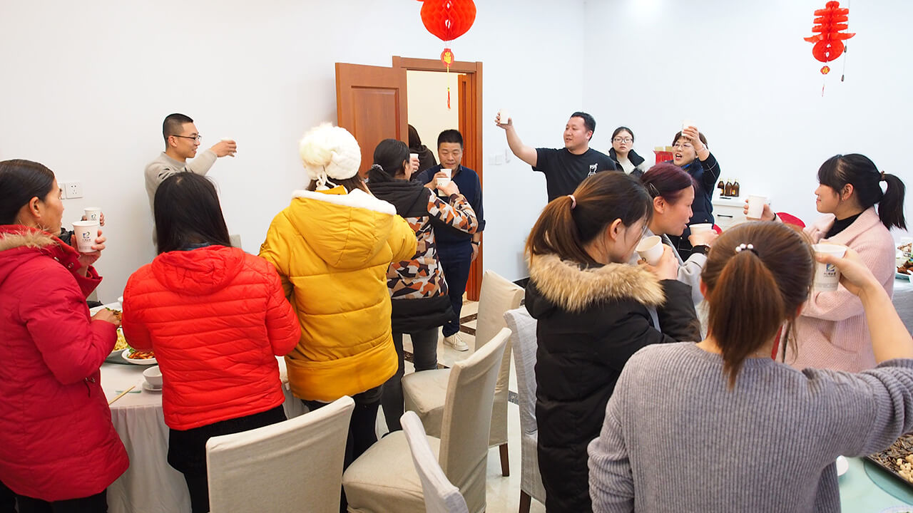 就地过年一样温暖，刘潭服装厂请外地留宿职工吃年夜饭