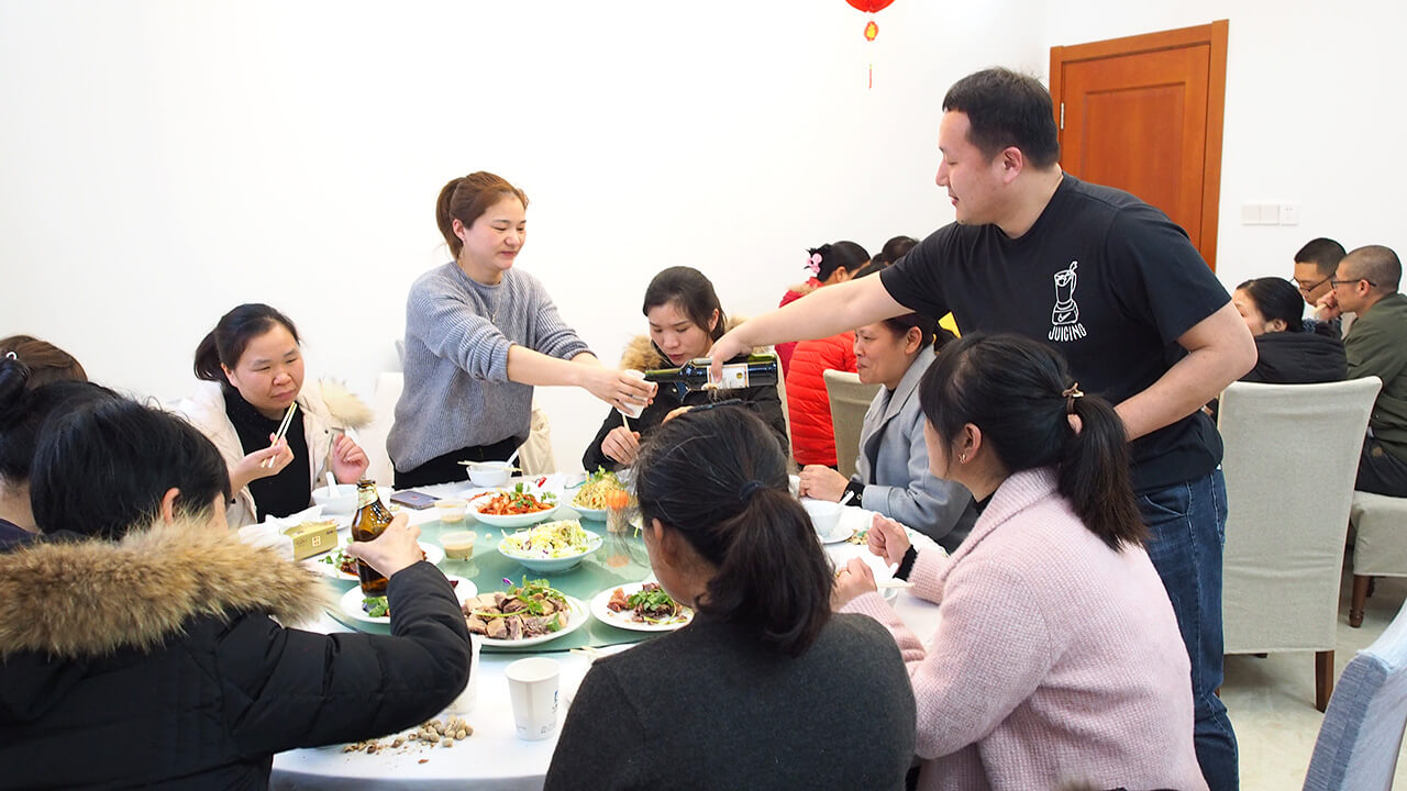 就地过年一样温暖，刘潭服装厂请外地留宿职工吃年夜饭