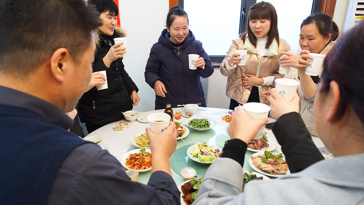 就地过年一样温暖，刘潭服装厂请外地留宿职工吃年夜饭