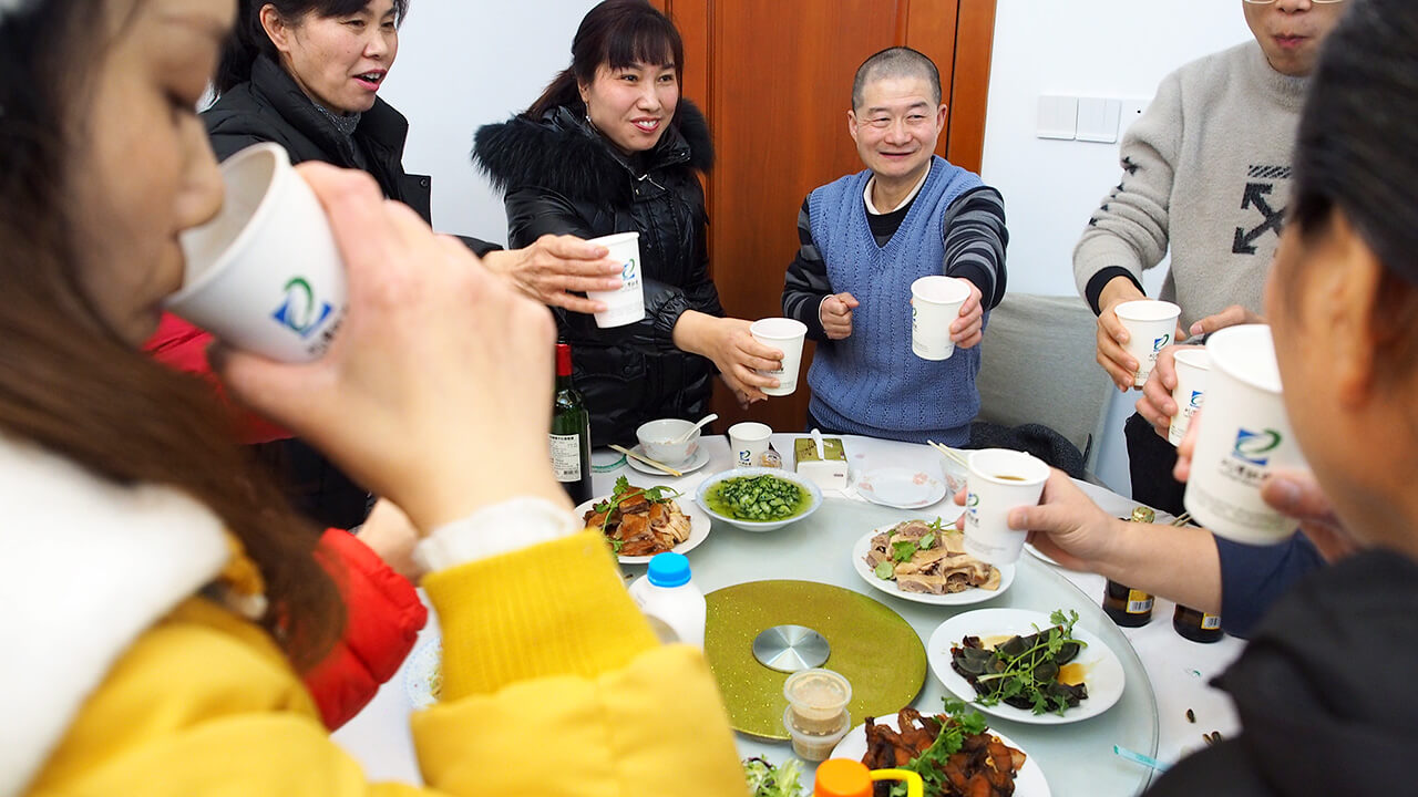 就地过年一样温暖，刘潭服装厂请外地留宿职工吃年夜饭