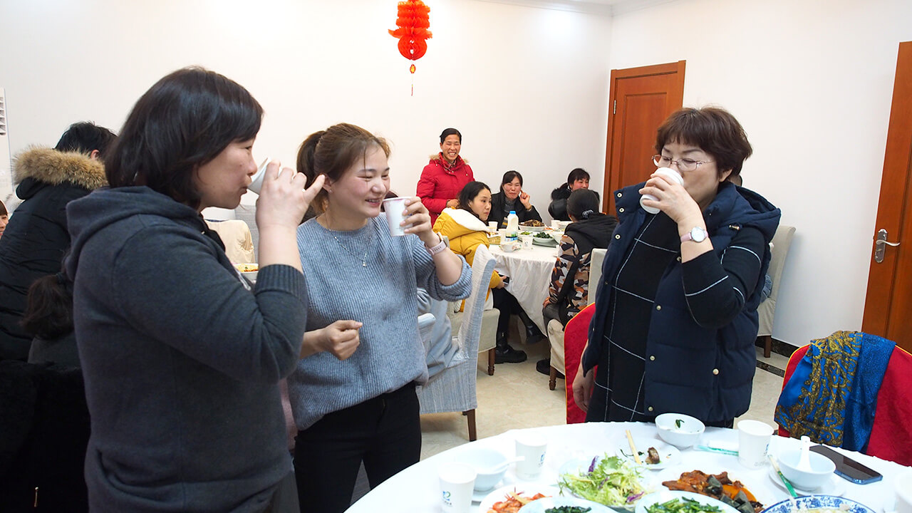 就地过年一样温暖，刘潭服装厂请外地留宿职工吃年夜饭