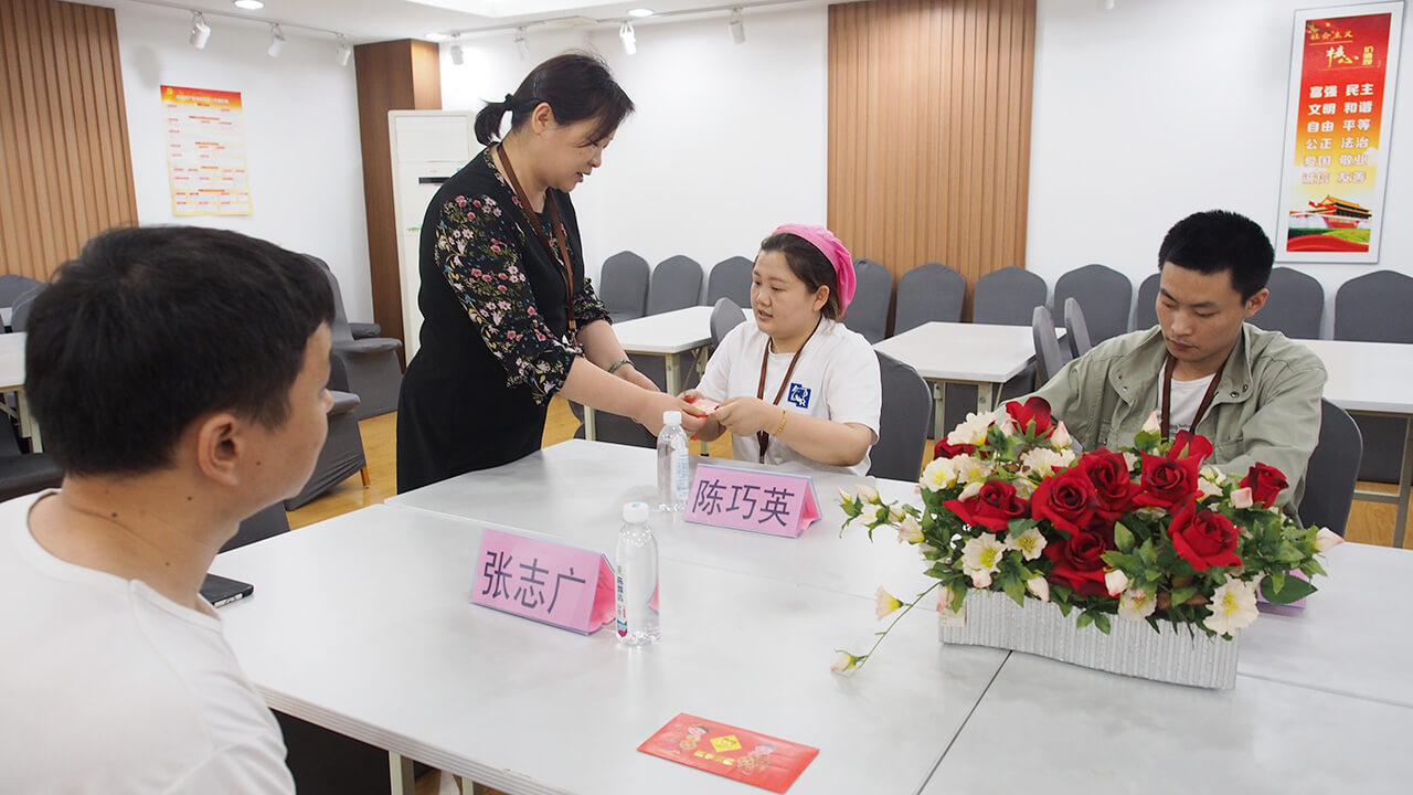 刘潭服装厂先进员工座谈会