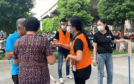 扫码测温加消杀：刘潭服装厂防疫不松懈