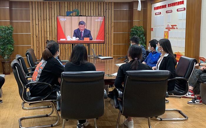 刘潭服装厂组织收看庆祝共青团成立100周年大会