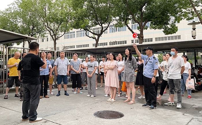 刘潭服装厂组织住宿员工开展逃生演练