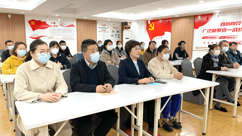 刘潭服装学习贯彻会议精神