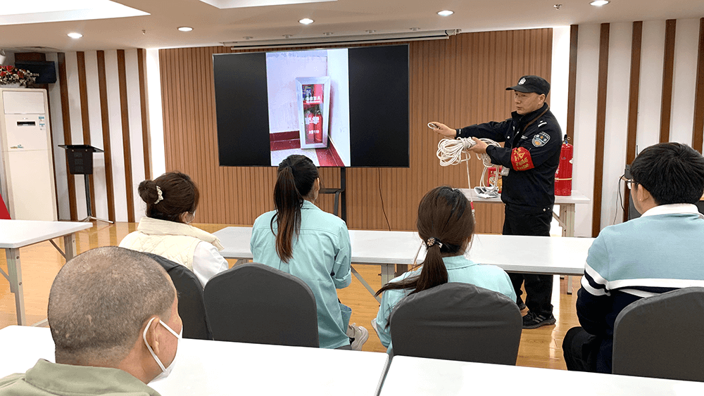 刘潭服装住宿员工逃生应急包操作使用培训