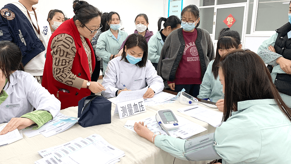 刘潭服装组织职工进行免费体检