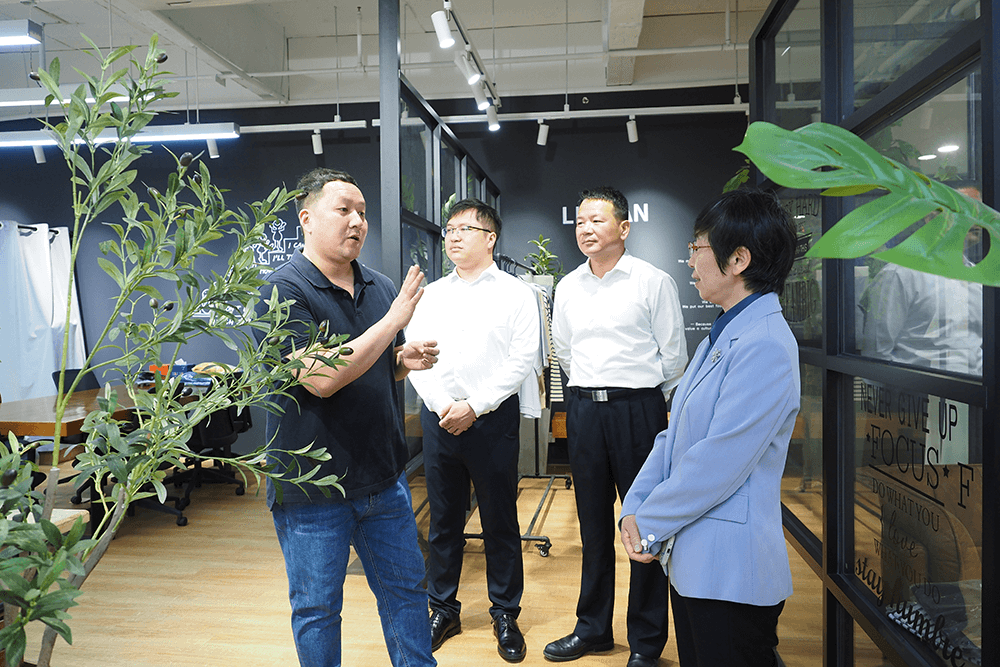 热烈欢迎省市侨联领导一行赴刘潭服装调研
