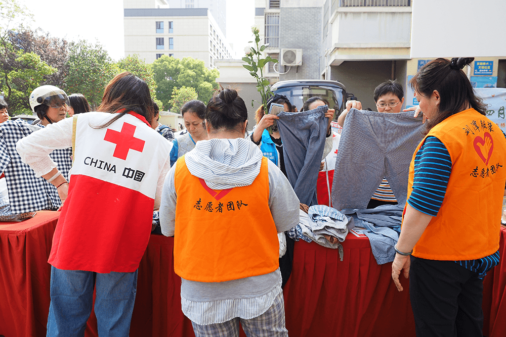 刘潭服装参加社区公益义卖