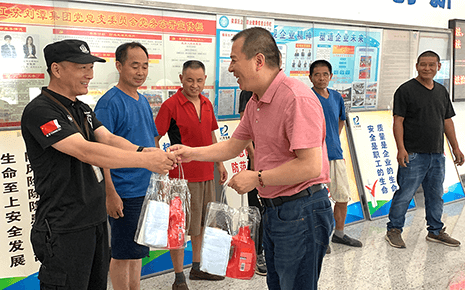 点滴关怀润人心：感谢街道领导到刘潭服装送清凉