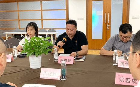 热烈祝贺刘潭服装总经理冯君毅当选新一届黄巷街道商会理事会会长