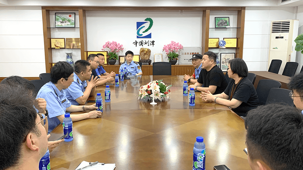 街道联合检查组到刘潭服装开展安全检查