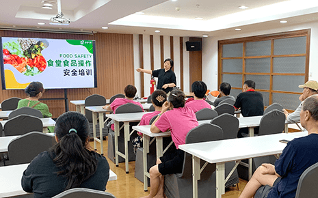 刘潭服装筑牢食堂“防护墙” 守护员工“盘中餐”