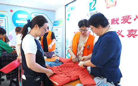 人大代表献爱心——刘潭服装到社区开展惠民义卖活动