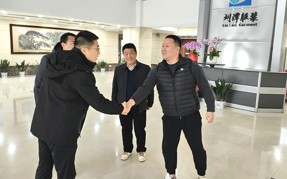 区应急管理局党委邱书记带队走访刘潭服装