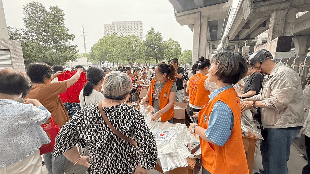 暖聚刘服，爱汇久久！刘潭服装公益义卖传递温暖力量