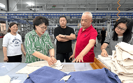 刘潭服装领导层视察车间现场：聚焦成果与展望未来