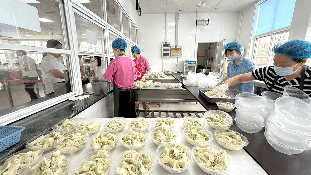 夏至馄饨飘香，刘潭服装温情暖人心