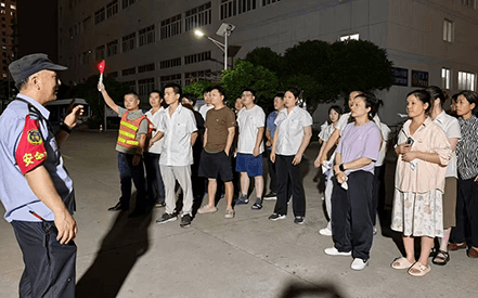 刘潭服装开展夜间宿舍楼应急逃生演练：筑牢消防安全防线