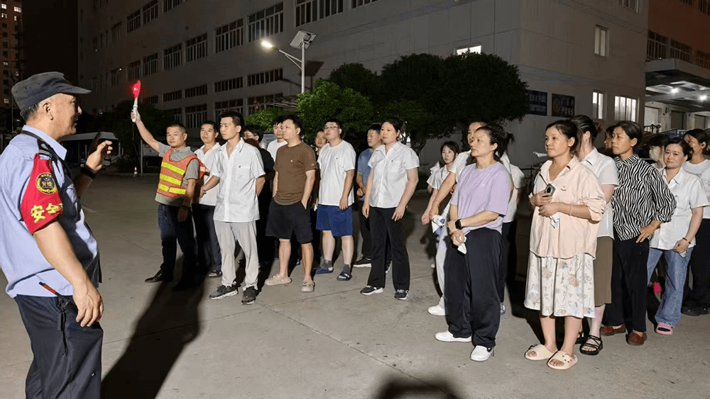 刘潭服装开展夜间宿舍楼应急逃生演练：筑牢消防安全防线