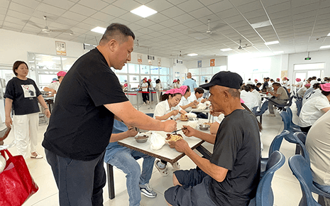 刘潭服装以“长寿面”共庆建党104周年