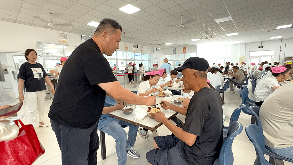 刘潭服装以“长寿面”共庆建党104周年
