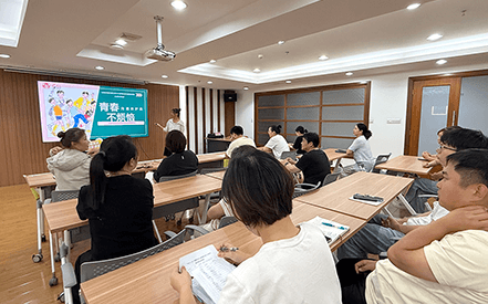区妇联走进刘潭服装，共话家庭教育新篇
