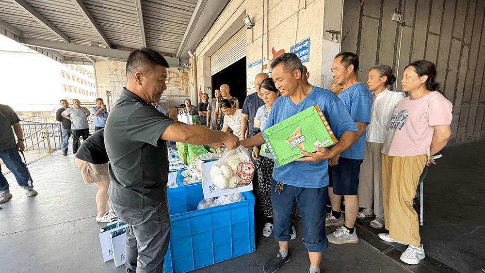 刘潭服装：夏日送清凉 关怀沁人心