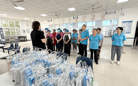 刘潭服装：双重关怀护“后方” 清凉安全送食堂